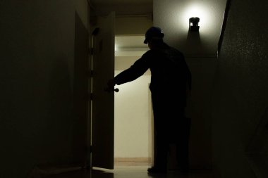 Karanlıkta kapıyı açan kişi.