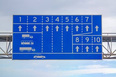 Mavi arkaplan ile beyaz araba pisti işareti