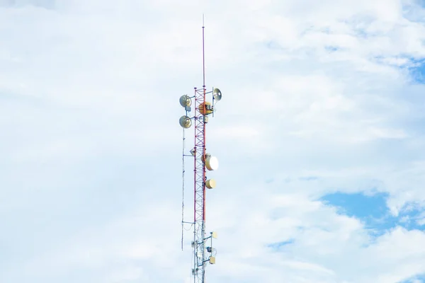 Sygnał Transmisji Wieży Telefonii Komórkowej Niebieskim Tłem Nieba Anteną — Zdjęcie stockowe