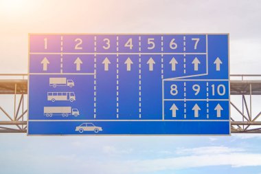 Mavi arkaplan ile beyaz araba pisti işareti