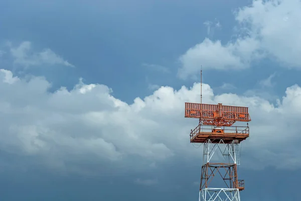 Luchthaven Radar Rood Wit Met Regen Wolken Achtergrond — Stockfoto