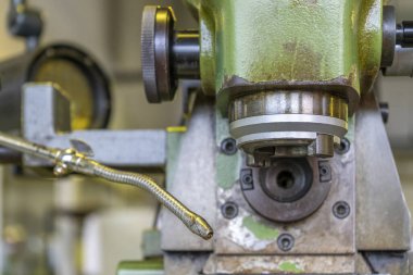 Sabahları sondaj makinesiyle makine atölyesi