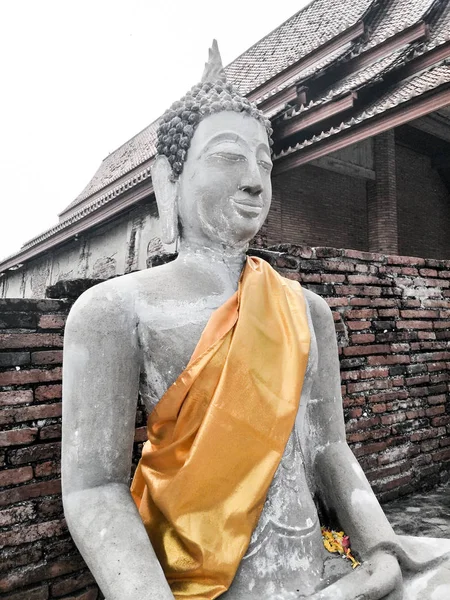 Uralter Buddha im wat yai chai mongkol — Stockfoto