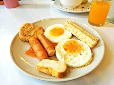  Kahve, portakal suyu ile servis edilen kahvaltı