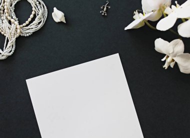  Kağıt, çiçek ve boncuk