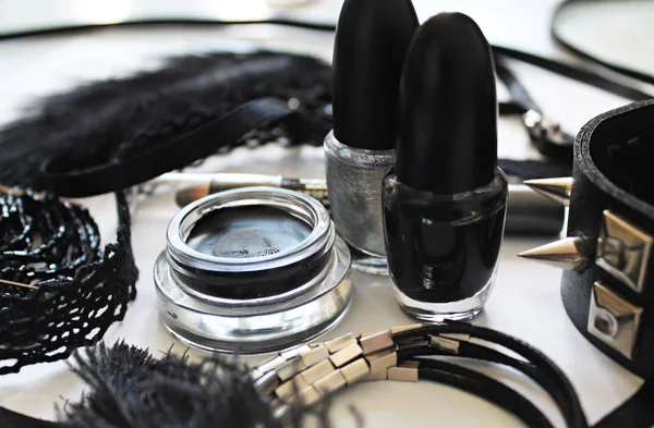 Cosméticos e acessórios em preto e branco — Fotografia de Stock