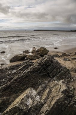 Sahil, dramatik kayalıklarla