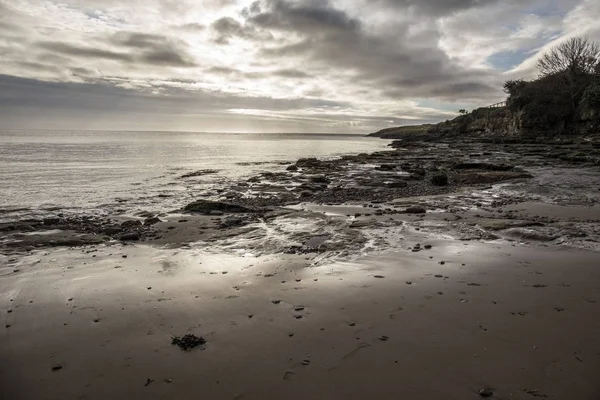 Sahil, dramatik kayalıklarla — Stok fotoğraf