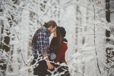 Çift birbirlerine kış ormanda sarılma