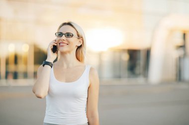 İş kadını telefonda konuşuyor.