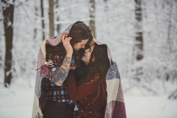 Coppia amorevole nella foresta invernale innevata — Foto Stock