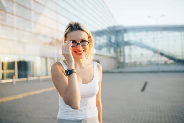 Nahaufnahme Porträt einer professionellen Geschäftsfrau mit Brille im Freien — Stockfoto