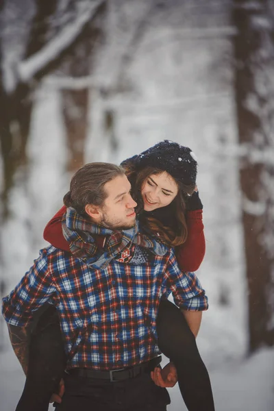 행복 한 겨울 여행 커플 — 스톡 사진