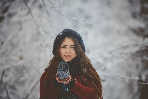 Giovane donna fuori indossando abiti invernali caldi — Foto Stock