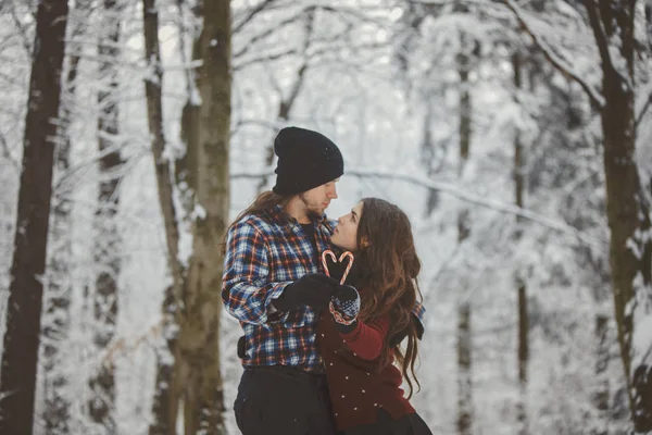 Casal amoroso na floresta de inverno nevado — Fotografia de Stock