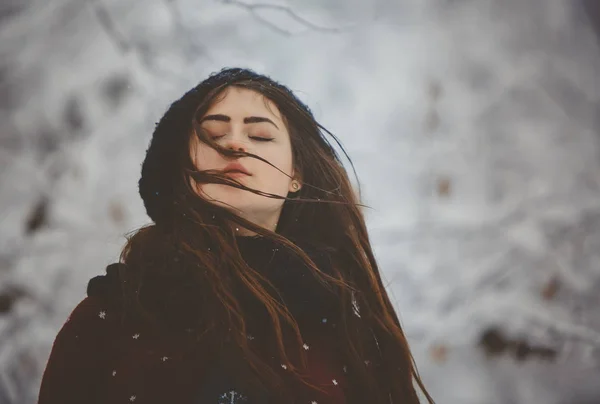 Retrato Jovem bela mulher joga neve — Fotografia de Stock