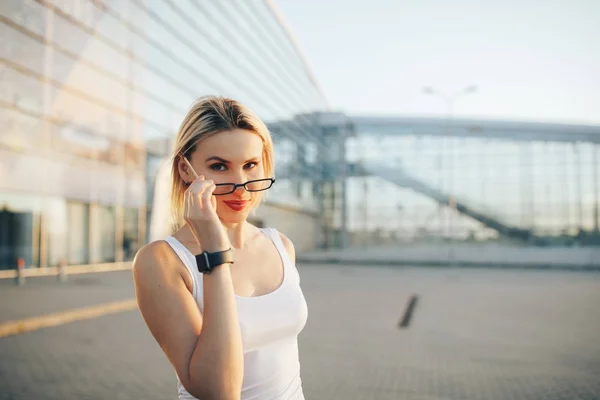 Porträt einer professionellen Geschäftsfrau mit Brille im Freien — Stockfoto