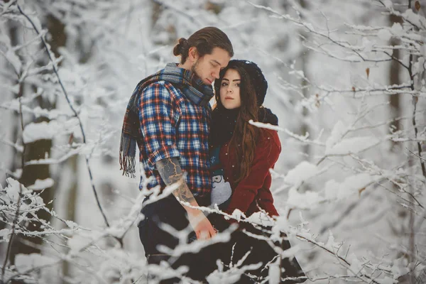 Pareja abrazándose en el bosque de invierno — Foto de Stock