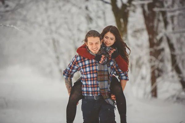 Feliz pareja de viajes de invierno — Foto de Stock