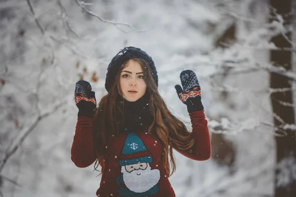 Jovem mulher fora vestindo roupas quentes de inverno — Fotografia de Stock