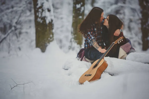 Ember gitáron játszik, hogy a barátnője — Stock Fotó