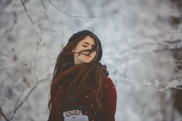 Retrato Jovem bela mulher joga neve — Fotografia de Stock