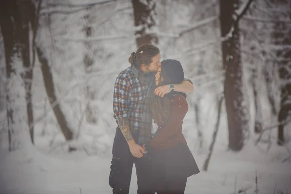 Atividades sazonais ao ar livre. Estilo de vida capturar casal amoroso andando na floresta de inverno nevado — Fotografia de Stock