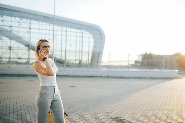 Geschäftsfrau telefoniert im Freien — Stockfoto