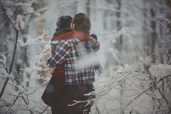 Amante casal andando na floresta de inverno nevado — Fotografia de Stock