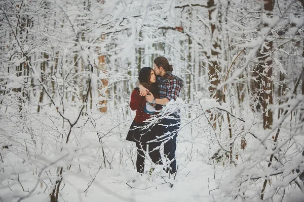 겨울 숲에서 서로 포옹 하는 커플 — 스톡 사진