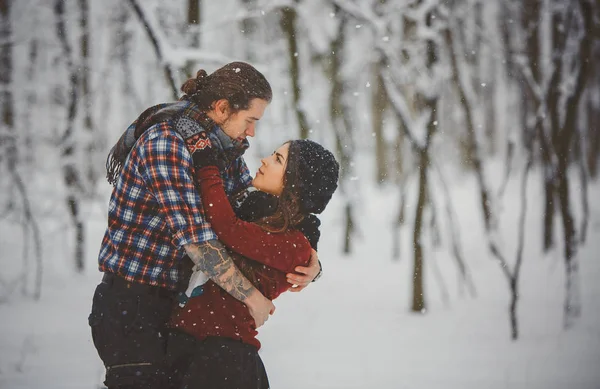 Szczęśliwa para kochających spacery w lesie snowy — Zdjęcie stockowe