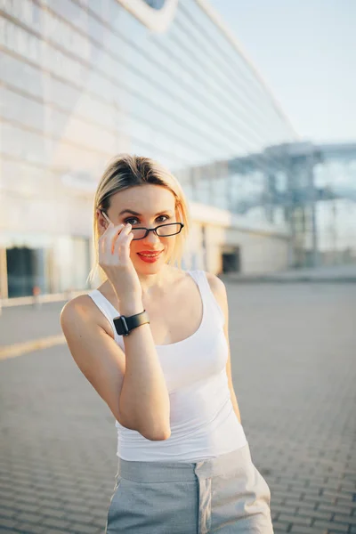 Retrato de uma mulher de negócios profissional em óculos ao ar livre — Fotografia de Stock