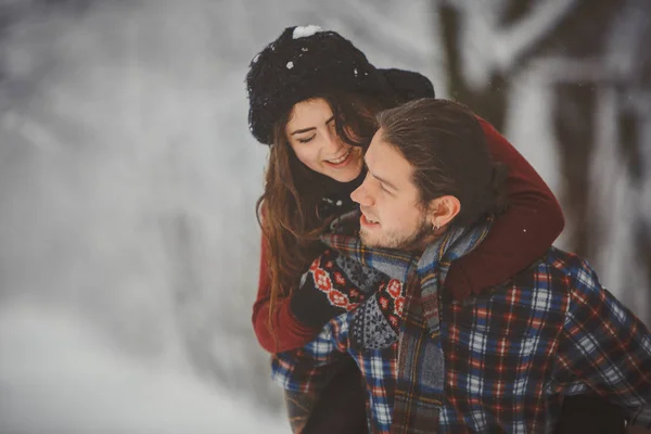 Feliz casal viagem de inverno — Fotografia de Stock