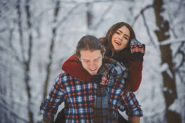 Feliz pareja de viajes de invierno — Foto de Stock