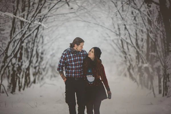 Pareja caminando en el parque de invierno — Foto de Stock