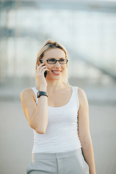 Porträt einer stilvollen Geschäftsfrau mit Brille — Stockfoto