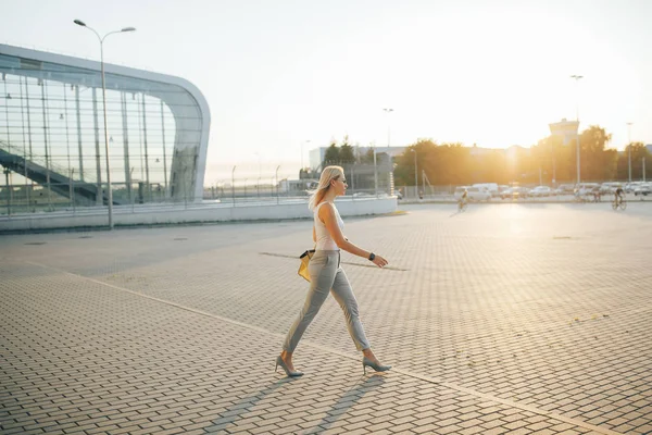 Geschäftsfrau mit Sonnenbrille in grauer Hose — Stockfoto