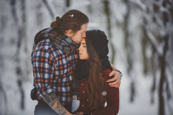 Actividades de temporada al aire libre pareja caminando en el bosque de invierno nevado — Foto de Stock