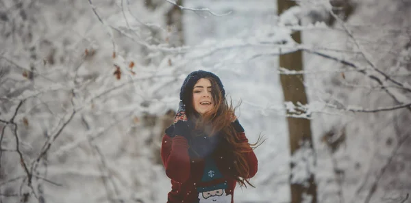 Mulher no fundo neve caindo na floresta de inverno — Fotografia de Stock