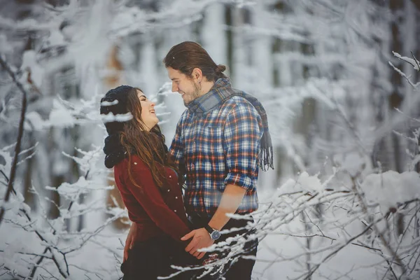 Pareja cariñosa caminando en el bosque nevado de invierno — Foto de Stock