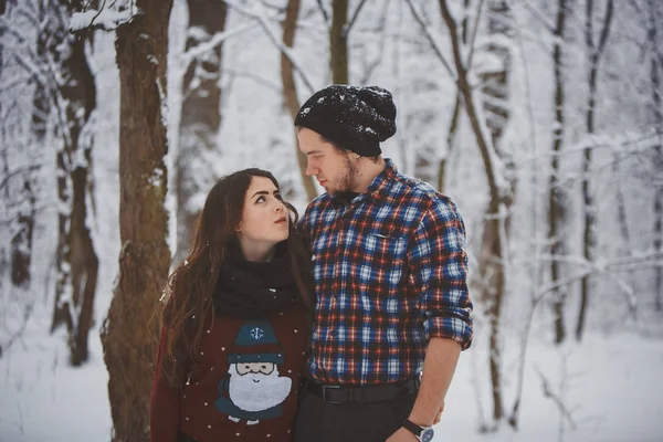 Happy couple in the winter forest — Stock Photo, Image