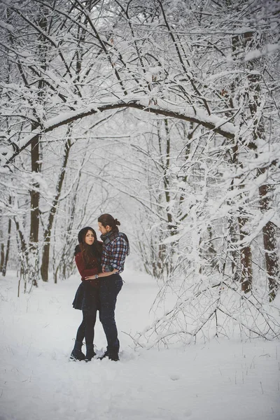 눈 덮인 겨울 숲에서 산책 하는 행복 한 사랑 커플 — 스톡 사진