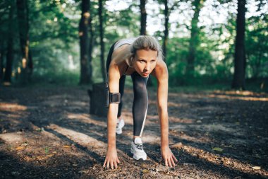 Çekici fitness kadın. Egzersiz açık havada