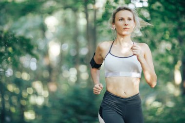 Sabah parkta çalıştıran fitness kadın