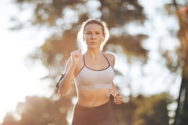 Güneşli sabah sırasında çalışan genç kadın