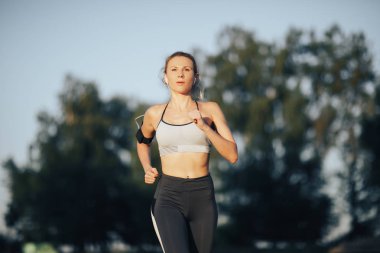 bir orman yolu üzerinde çalışan genç bayan