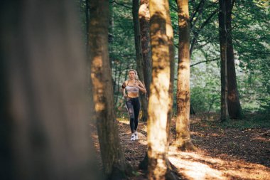 Bir orman yolu sunrise çalışan genç bayan