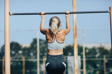 Fitness kadın üzerinde taret bir sıkma