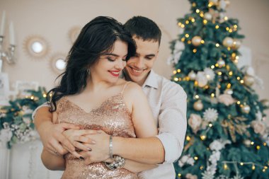 Süre evde kutlama gülümseyen genç Çift