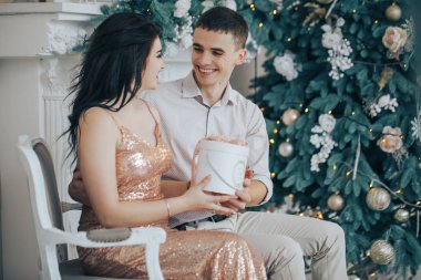 Bir yeni yıl veya Noel kutluyor ve alışverişi sevgi dolu aile sunar